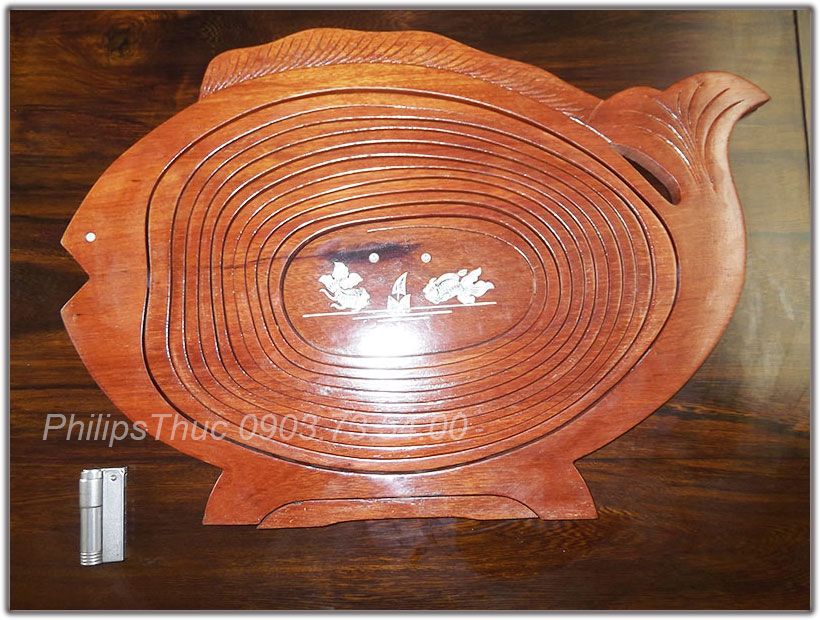 Độc đáo chiếc giỏ hình cá bằng gỗ Hương có thể gấp gọn được dùng trang trí